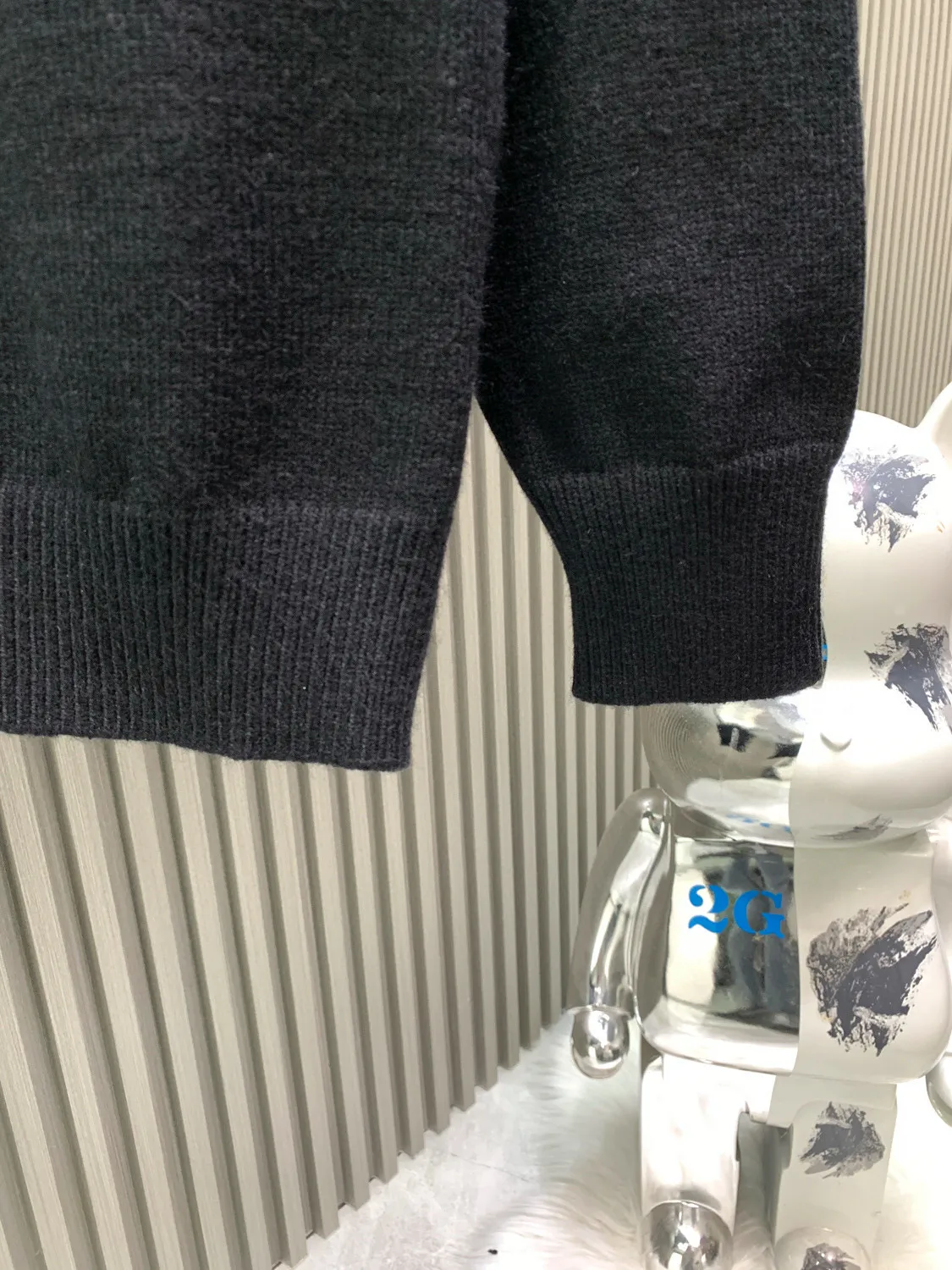 🅿️400 🀄️ Louis Vuitton 25Fw jacquard letter logo knitted woolen sweater on the front and back. The fabric is made of 82% sheep wool blended with 18% nylon cotton thread. It is made of imported jacquard machine woven pieces 6S thick needle cotton wool sweater. It has excellent thermal insulation performance. The jacquard process highlights the contrasting four-leaf clover and logo intarsia pattern, which enhances the three-dimensional sense and layering of the sweater. The fabric piece is woven using a 47W imported Stoll 3-needle ultra-fine machine from Germany. It is knitted at a parallel and even speed with reference to the original single-sided partial mesh bottom hanging wool structure. Each piece takes 270 minutes. During the weaving, 16 sand spits are used to alternately knit back and forth. The number of knitting rows for a single piece of front garment hanging wool is as high as 6352. There are so many knots in the newly woven garments that it requires pure manual thread picking and knot head inspection. Seam picking/washing can only be carried out after spot inspection.